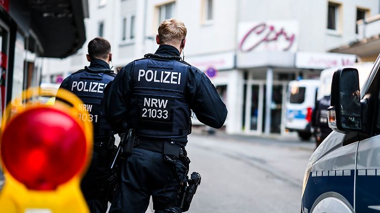 Ermittelt werde derzeit in ganz NRW und Deutschland, heißt es von den Behörden.