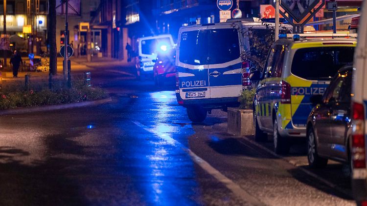 In Solingen sind nach dem Attentat viele Einsatzkräfte der Polizei im Einsatz. 