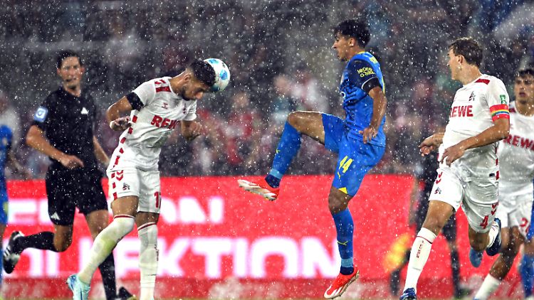 Kölns Leart Paqarada (l.) und Braunschweigs Johan Gomez im Duell.