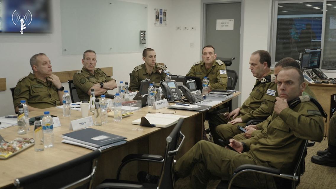 Der israelische Generalstabschef Herzi Halevi (M.) leitet die Operation des Militärs gegen die Hisbollah in Tel Aviv.
