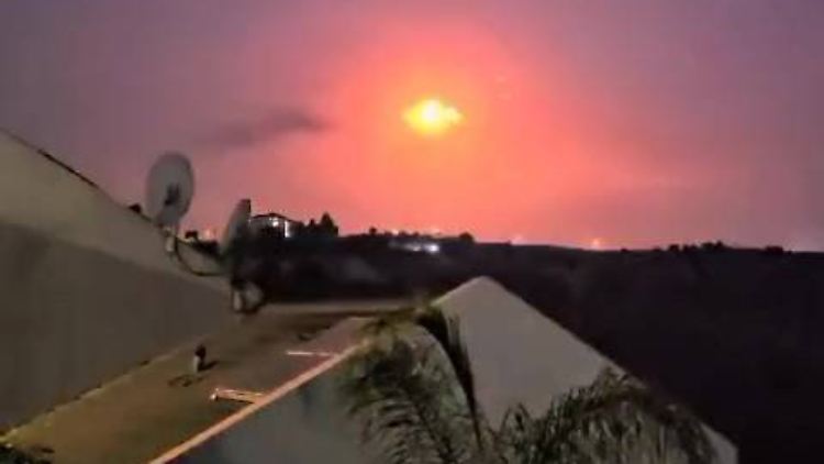 Der Screenshot aus einem in sozialen Medien geposteten Video zeigt, wie israelische Luftabwehrsysteme Geschosse aus dem Libanon abfangen. 