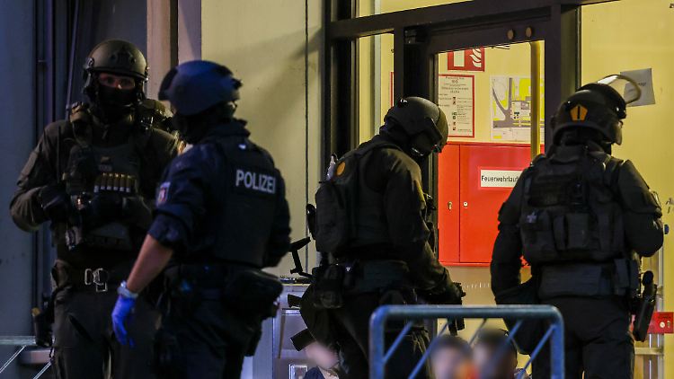 Spezialkräfte der Polizei führten in der Nacht einen Einsatz in einer Flüchtlingsunterkunft in Solingen durch.