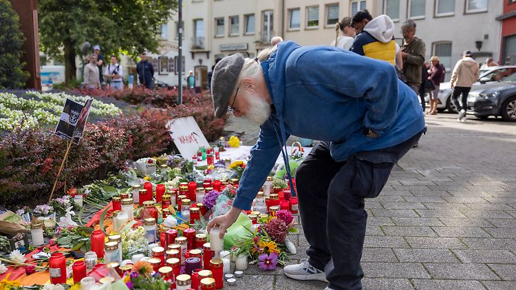 Viele Menschen gedachten mit Blumen, Kerzen und Karten der Opfer in Solingen.