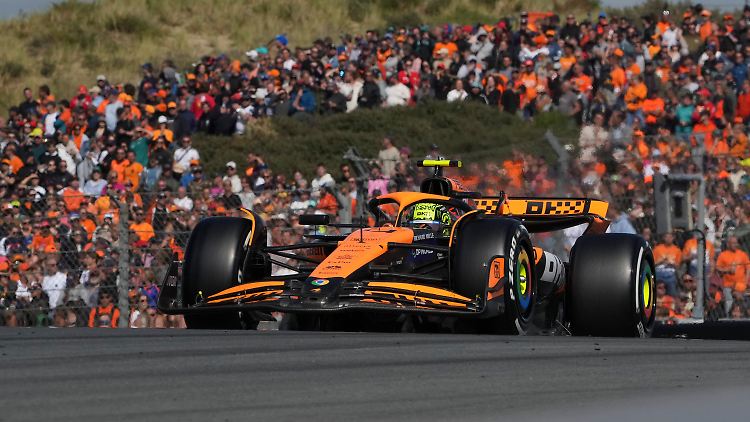 Im orangefarbenen McLaren-Boliden passt Lando Norris zu den Niederlande-Fans, die mehrheitlich Oranje tragen.