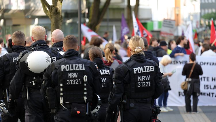 Die Beamten seien genötigt gewesen, sich mit Schlagstöcken zu wehren, teilte die Polizei mit.