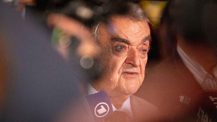 Laut Innenminister Herbert Reul reichte es aus, dass der nun Terrorverdächtige am Tag, an dem er abgeholt werden sollte, schlicht nicht dagewesen sei, um sich der Abschiebung zu entziehen.