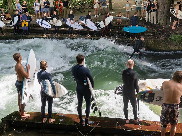 Typischer Anblick am Münchner Eisbach.