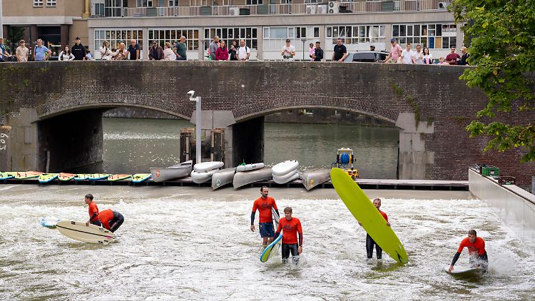 In Rotterdam warten Stadt-Surfer auf ihre Welle.