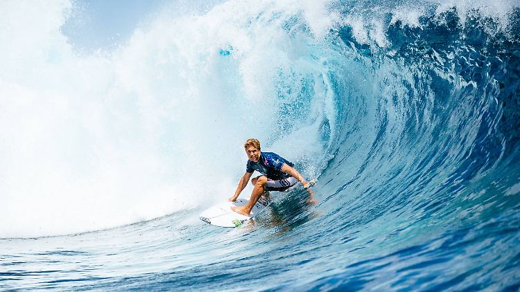So sieht Surfen vor Fiji aus. Ist aber auch schwerer zu erreichen. Und der in der Welle ein echter Profi: Ethan Ewing.