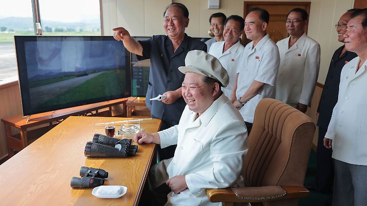 Seine Untergebenen halten Kim mit der Inspektion eines Drohnentests bei Laune.