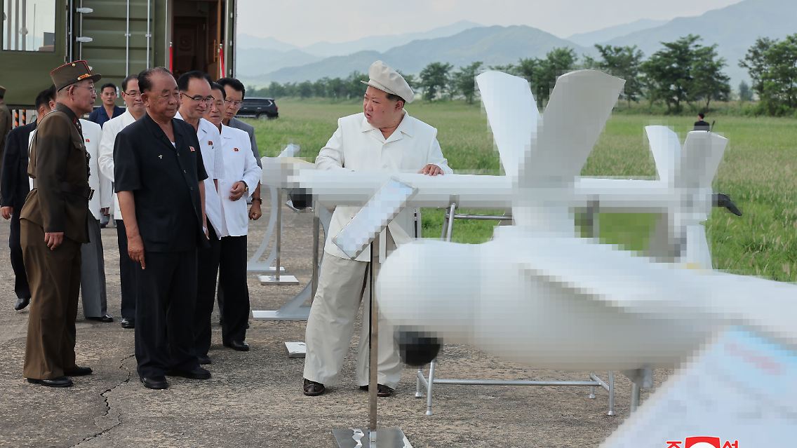 Vor den Tests darf Nordkoreas Diktator die neuen Drohnen auch mal anfassen.