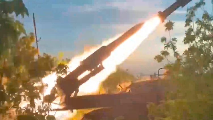 Ein russisches Buk-2M-System feuert Raketen in Richtung ukrainischer Stellungen. 