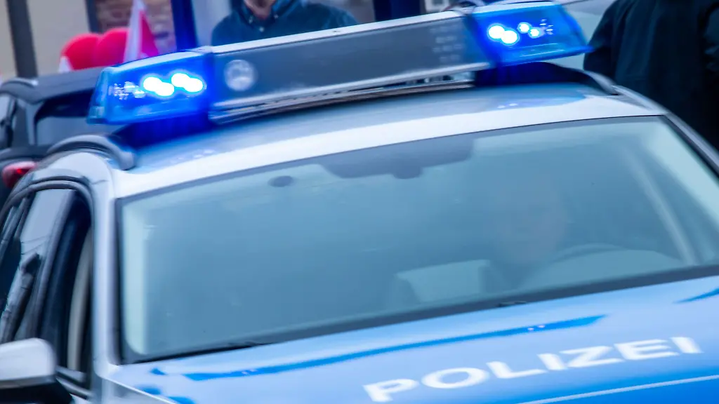 Ein-Streifenwagen-der-Polizei-ist-mit-Blaulicht-im-Einsatz