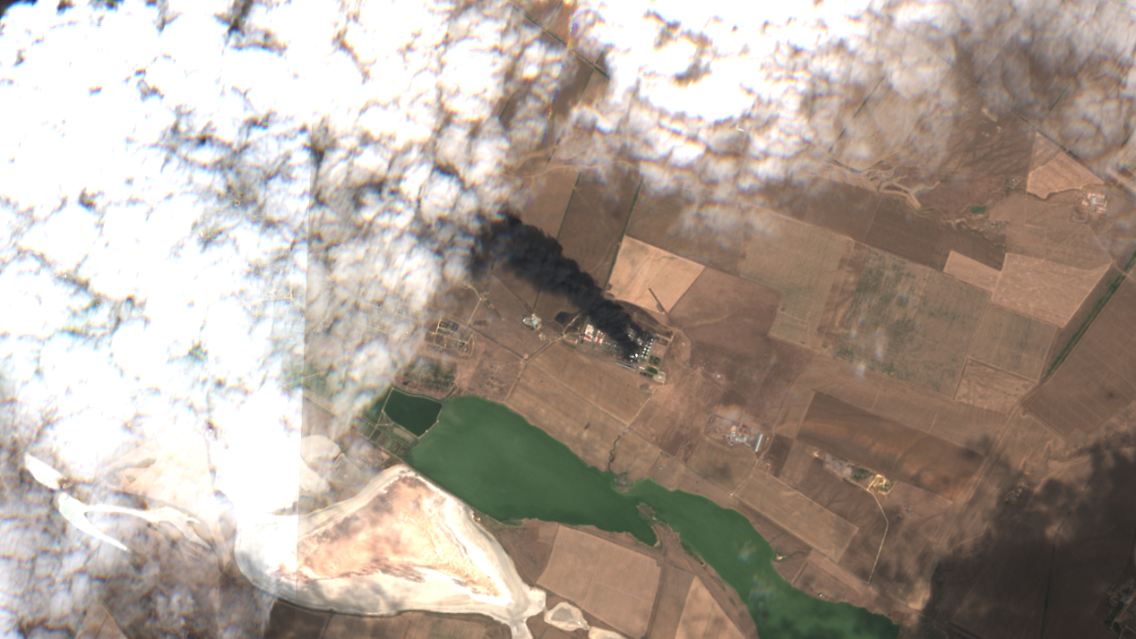 Dieses Bild von Sentinel-2 zeigt dunkle Rauchschwaden am Samstag.