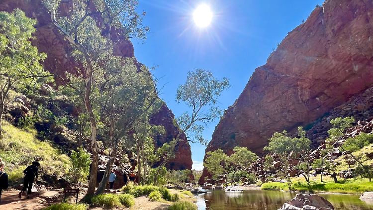 Die Sonne glüht über dem Simpsons Gap im West MacDonnell National Park - und das im australischen Winter. 