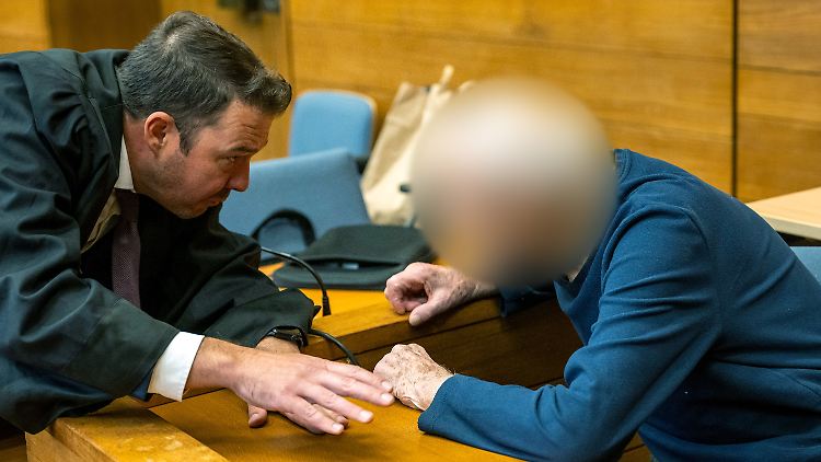 Der 93-jährige Angeklagte (r.) unterhält sich vor Prozessbeginn im Landgericht Traunstein mit seinem Anwalt.