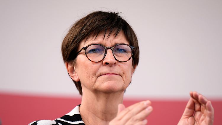 "Gerade aus diesem Anschlag lässt sich, glaube ich, nicht allzu viel lernen, weil der Täter ja offenkundig nicht polizeibekannt war, insofern auch nicht unter Beobachtung stand", sagte Esken am Sonntag in der ARD.