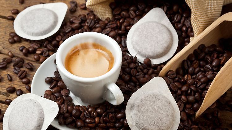 Schadstoffe aus der Röstung ziehen die Ergebnisse vieler Kaffeepads im Test nach unten.