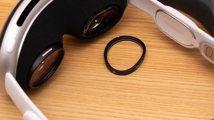 Wer eine Sehschwäche hat, kann optische Einsätze von Zeiss nutzen, die ab 115 Euro zu haben sind.
