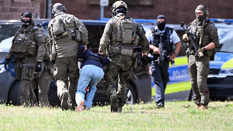Der mutmaßliche Attentäter Issa al-H. wird zum Ermittlungsrichter des Bundesgerichtshofs gebracht.