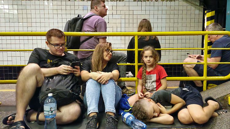 Bürgerinnen und Bürger Kiews suchen in der Metro Schutz vor den russischen Luftangriffen