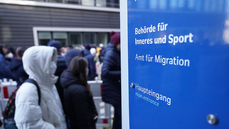 Der Katalog für Sozialleistungen für ausreisepflichtige Ausländer müsse überprüft werden, fordert Wüst.
