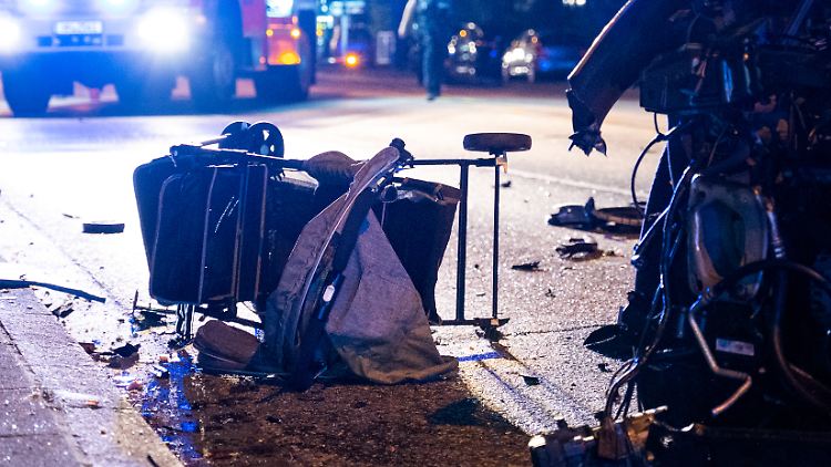 Bei dem Unfall wurden unter anderem zwei Kinder verletzt - eines von ihnen lebensgefährlich.