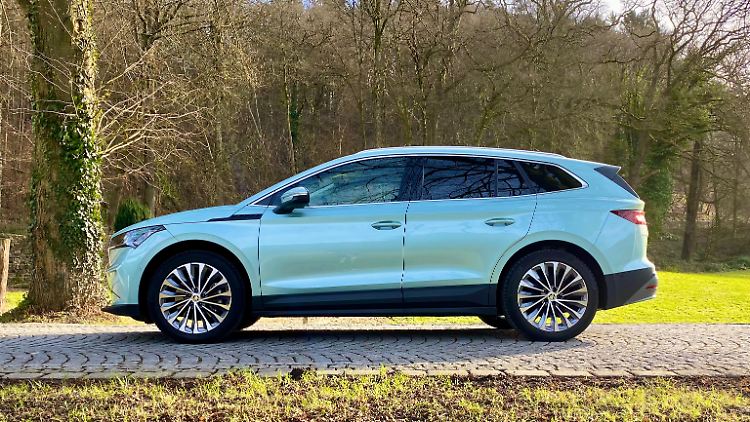 Aus der Seitenansicht besticht der Škoda Enyaq durch zurückhaltende Eleganz.