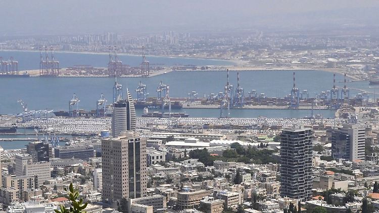 Unter anderem die Wirtschaft der Hafenstadt Haifa ist schwer betroffen.