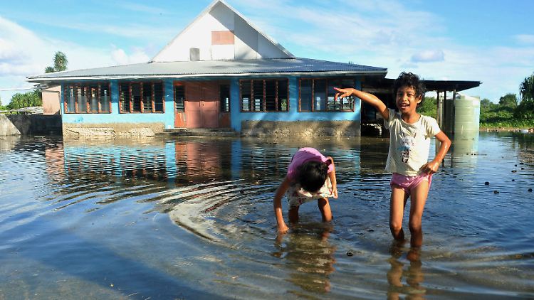 Kinder spielen vor einem überfluteten Haus auf Tuvalu. (Archivbild)