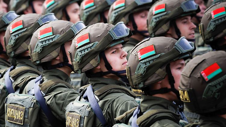 Belarussische Soldaten bei einer Parade im Juli: Die Armee gilt als nicht gut ausgerüstet. 