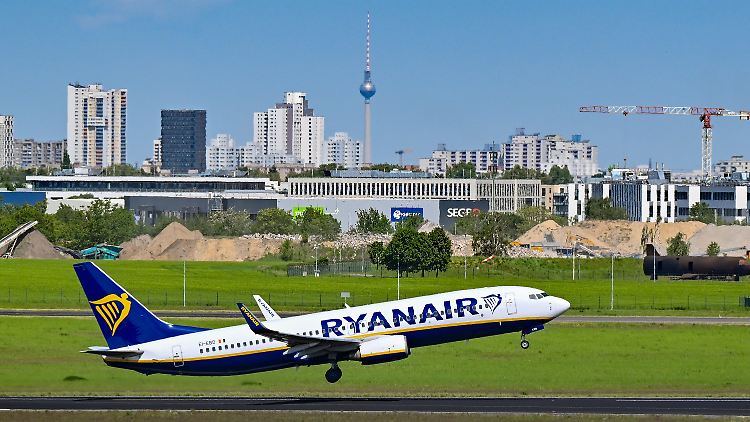 Ab kommenden Sommer sollen nur noch sieben statt neun Ryanair-Flieger am BER stationiert sein. 