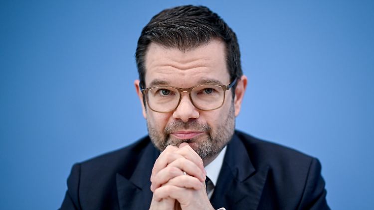Buschmann ist grundsätzlich dafür, auch nach Syrien und Afghanistan abzuschieben.