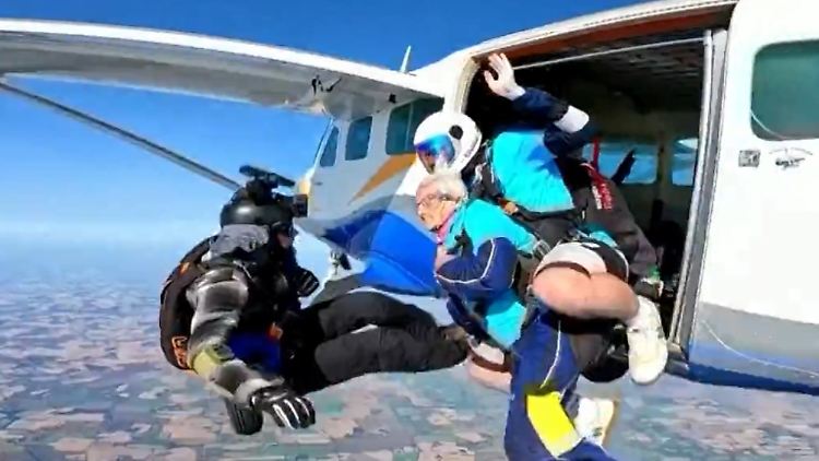 102 Jahre Fallschirm Britin Geburtstag.jpg