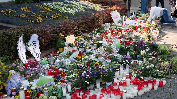 Zahlreiche Menschen gedachten am Montag den Getöteten in Solingen.