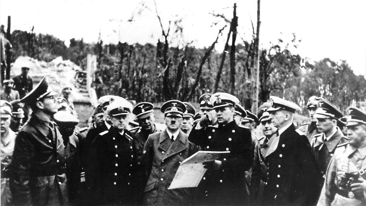 Adolf Hitler (M) besichtigt die eingenommene zerstörte Westerplatte vor Danzig - das Linienschiff "Schleswig-Holstein" eröffnete am 1. September 1939 das Feuer auf die polnischen Befestigungen dort.