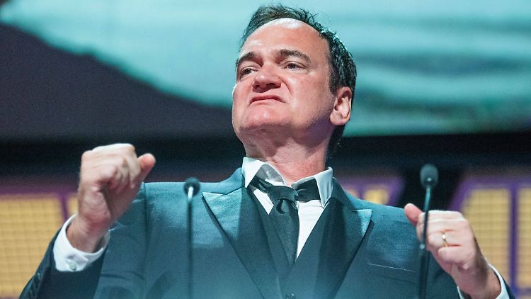 Mit Waffen am Set kennt er sich aus - in seinen Filmen wird stets viel geballert: Quentin Tarantino.