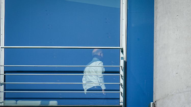 Scholz geht vor einem Treffen mit Merz durch sein Büro im Bundeskanzleramt.