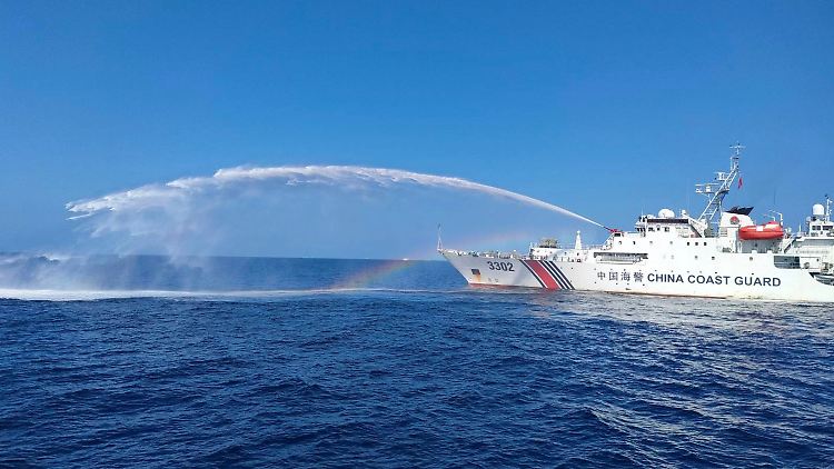 Ein chinesisches Schiff setzt bei einem der vielen Konflikte mit den Philippinen Wasserkanonen ein.