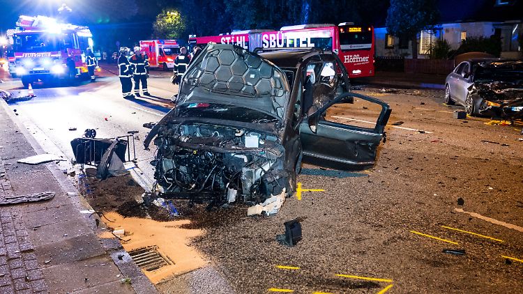 Von den Unfallfahrzeugen ist nicht mehr viel übrig.