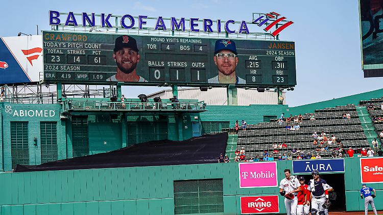 Danny Jansen (r.) als Spieler der Red Sox und auf der Anzeigetafel als Spieler der Blue Jays.