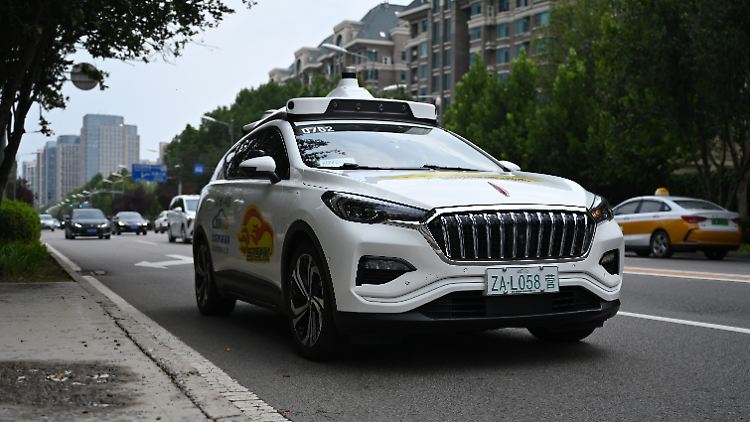Ein autonom fahrendes Taxi des Anbieters Apollo Go.