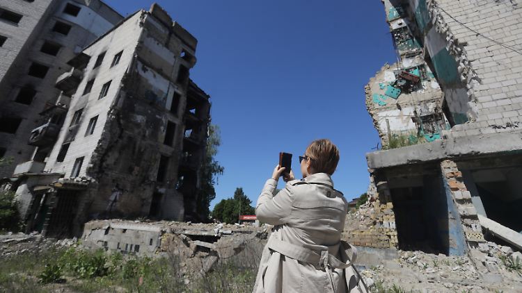 Eindrückliche Erinnerung: Eine Frau fotografiert bei Kiew die Einschlagstelle einer russischen Rakete. (Archivbild)