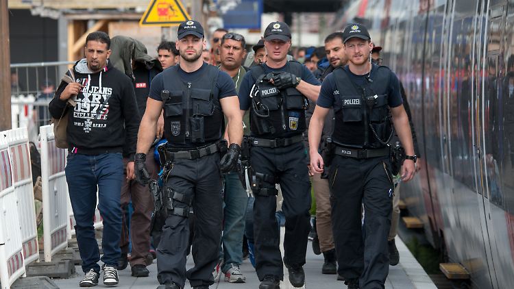 Bundespolizisten begleiten 2015 in Passau überwiegend syrische Flüchtlinge, die mit dem Zug aus Österreich eingetroffen sind.