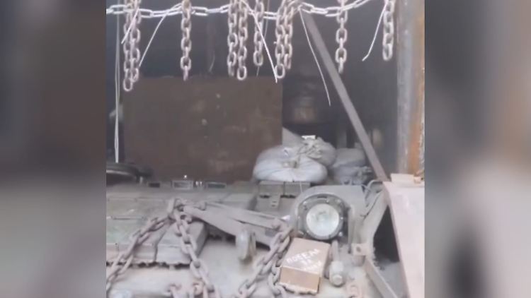 Blick auf den umgebauten T-80-Panzer. 