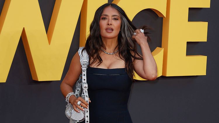 Salma Hayek versteckt ihre grauen Haare nicht. 