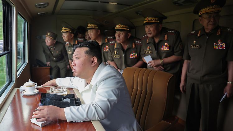 Kim Jong Un überwachte den Test des Mehrfachraketenwerfers. 