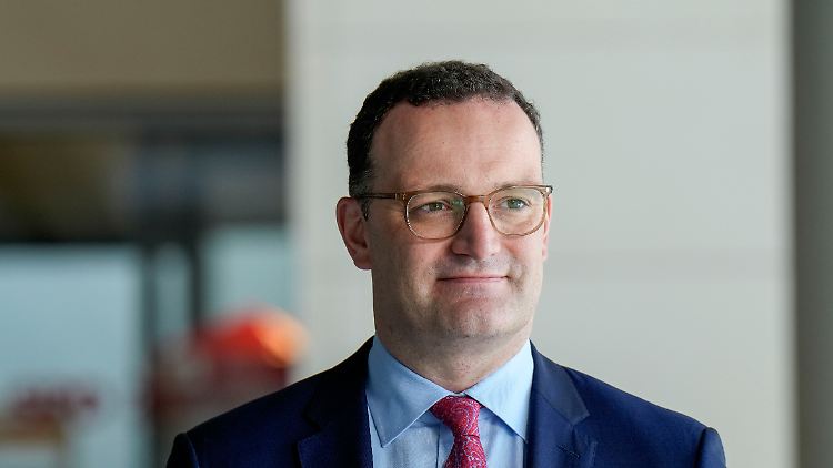 "Ohne Kontrolle kommen immer mehr Menschen nach Deutschland, und wir wissen nicht wer, wie, wann, warum", so Spahn.