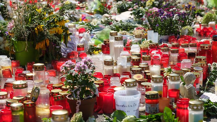 Mit einem Blumenmeer und Kerzen wird der Opfer des Solinger Terroranschlags gedacht.