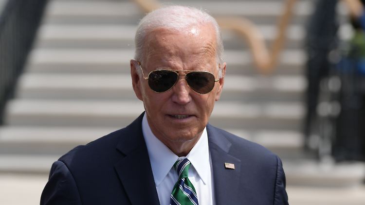 Nach dem Plan der Fernsehmacher hilft ein "echter russischer Patriot" Biden auf seinem Weg. 